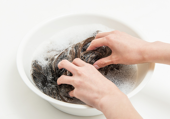 可以使用溫熱水清洗,護理整裡相當簡單